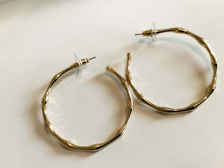 Beach Bae Gold HoopsThese beach-inspired gold hoops feature a slim bamboo texture design and are perfect for adding a touch of tropical style to your look. Crafted from lightweight metal, they’re a lightweight and comfortable choice for everyday wear. Siz