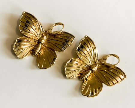 Gold ButterflyStay on trend with these sophisticated Gold Butterfly clamp earrings. Crafted from heavy gold material, these earrings will add the perfect touch of elegance to your look. Combine classic, luxurious style with effortless comfort - a statemen