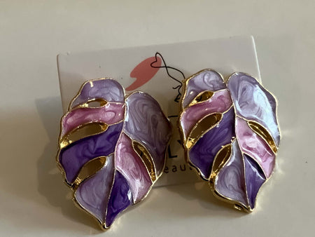 Colorful Leaf EarringsThese Colorful Leaf Earrings are a beautiful addition to any wardrobe. Crafted to look like tropical leaves, the vibrant colors bring a vibrant and unique touch to any outfit. Refresh your look with these statement earrings.Colorful