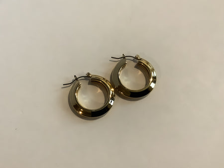 Ridge Gold HuggiesRidge Gold Huggies provide a secure fit without sacrificing comfort. They feature a highly durable alloy structure coated with gold and are designed to hug your ears snugly while offering a long-lasting hold.Ridge Gold HuggiesRidge Gold