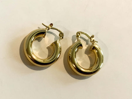 Gold Chunky Clamp EarringsThese chic Gold Chunky Clamp Earrings are ideal for the fashion-conscious. Crafted from a durable alloy metal, their gold finish captures the light for a show-stopping look. Lightweight and easy to style, these earrings are a tim