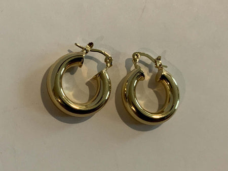 Gold Chunky Clamp EarringsThese chic Gold Chunky Clamp Earrings are ideal for the fashion-conscious. Crafted from a durable alloy metal, their gold finish captures the light for a show-stopping look. Lightweight and easy to style, these earrings are a tim