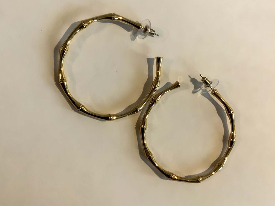 Beach Bae Gold HoopsThese beach-inspired gold hoops feature a slim bamboo texture design and are perfect for adding a touch of tropical style to your look. Crafted from lightweight metal, they’re a lightweight and comfortable choice for everyday wear. Siz